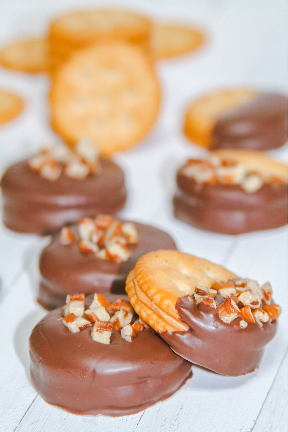 No-Bake Chocolate Peanut Butter Ritz Cookies - Makes and Munchies